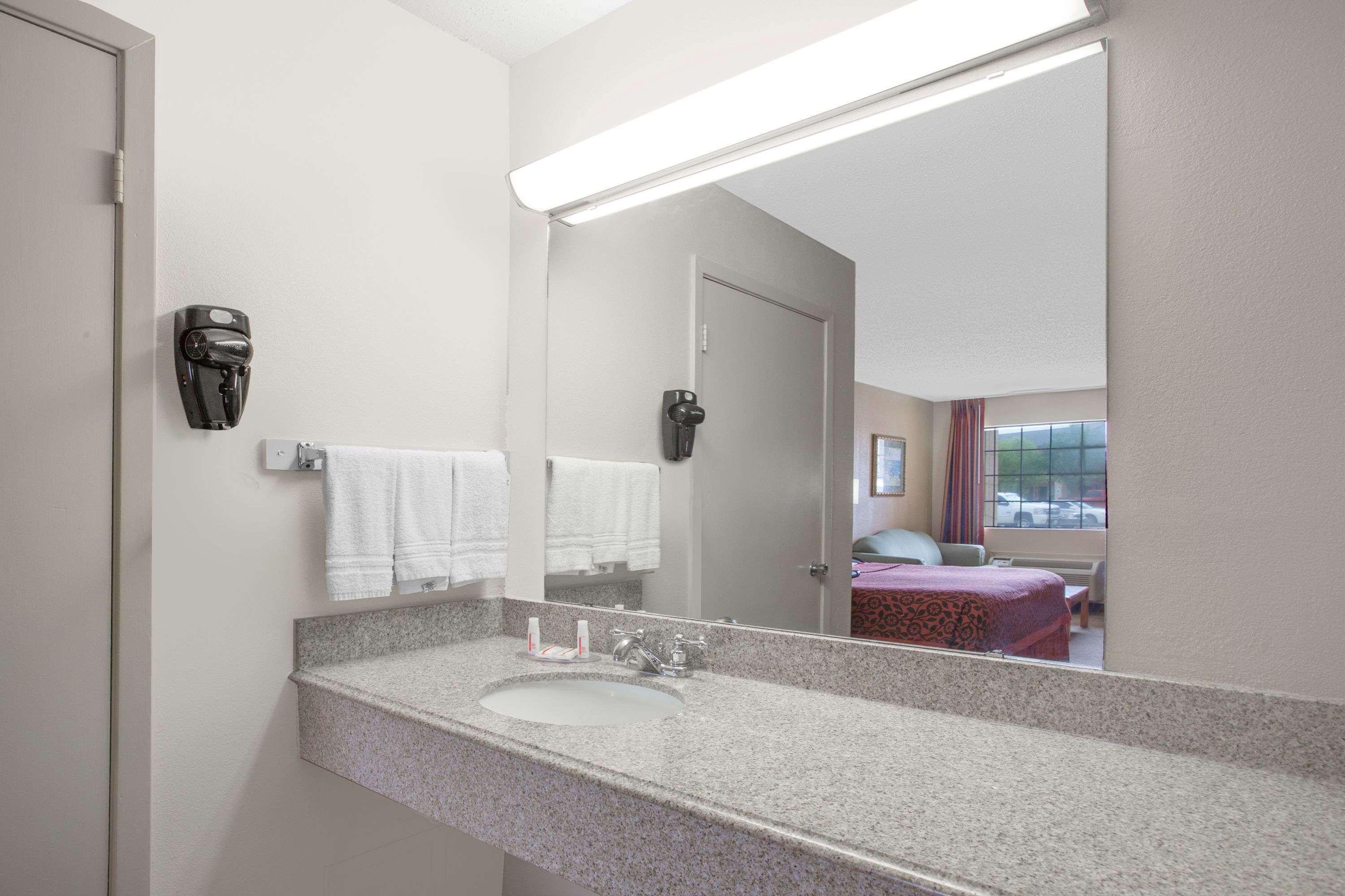Days Inn By Wyndham Ruston La Esterno foto